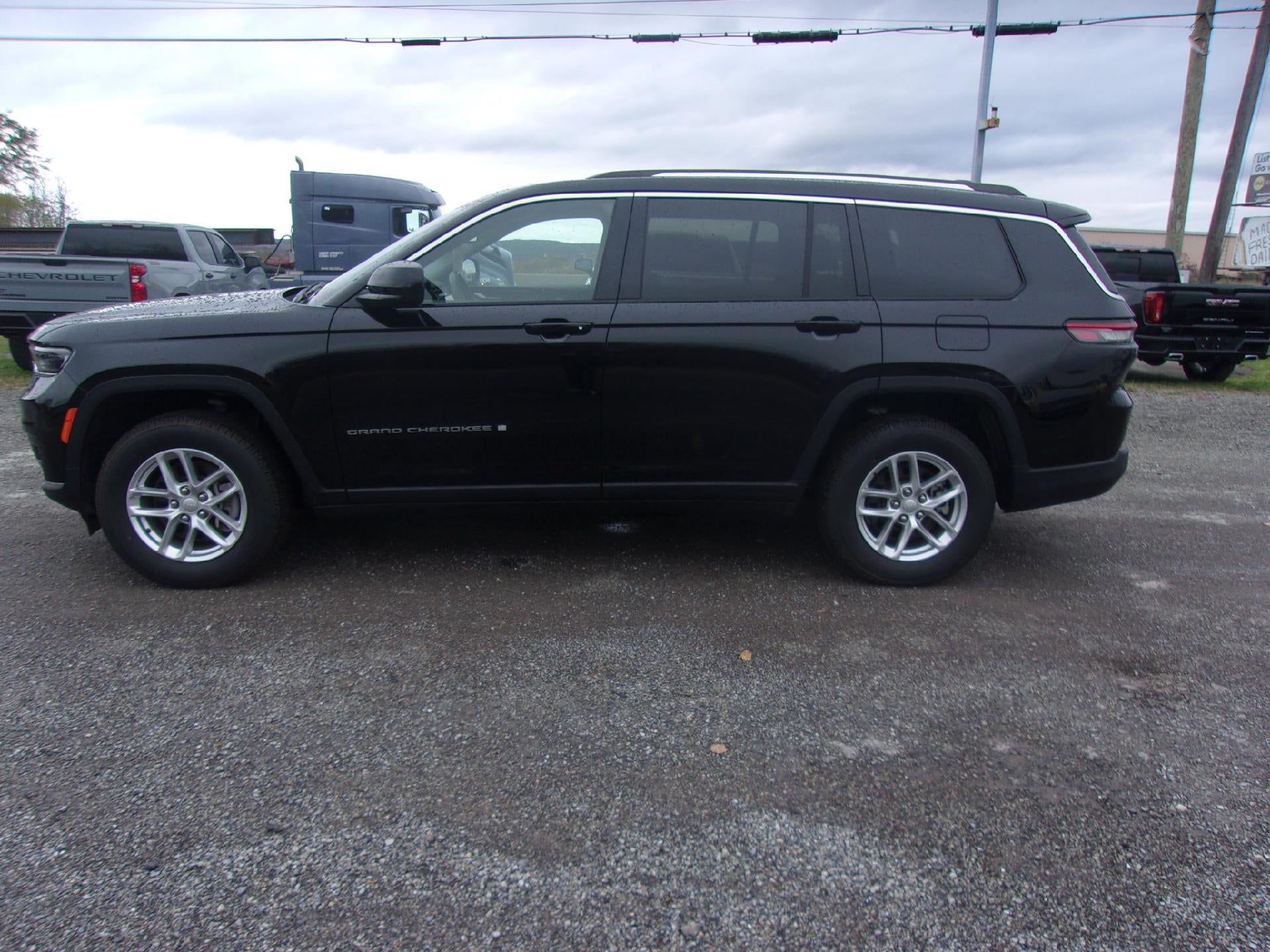2022 Jeep Grand Cherokee L Laredo 4x4